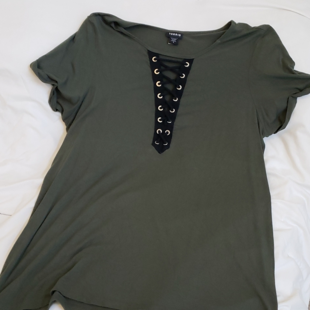 Cris cross tee